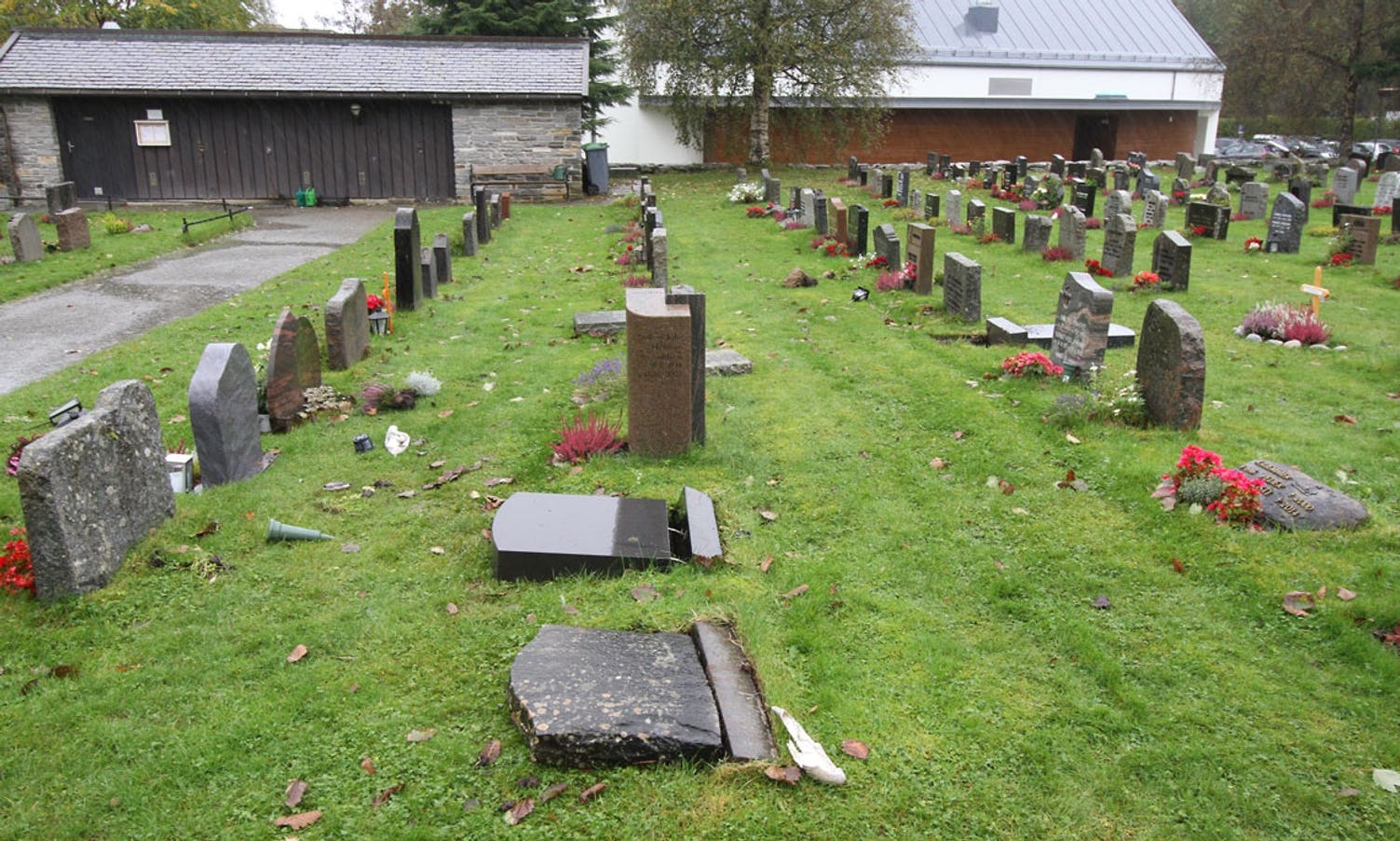 Dei velta gravstøttene er på forskjellige plassar på kyrkjegarden (foto: AH)