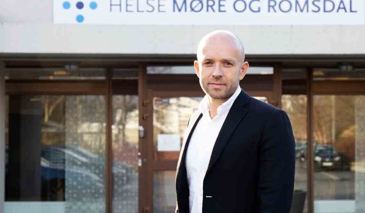 Øyvind Bakke har vakse opp på Haugland. No pendlar han mellom Oslo og Ålesund som øvste sjef for Helse Møre og Romsdal. (Foto: Helse Møre og Romsdal)