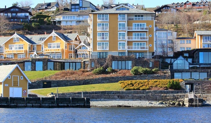 Solstrand Hotel & Bad, her sett frå sjøen i mars i år. (Foto: Kjetil Vasby Bruarøy)