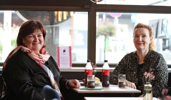 Trine Lindborg fekk tid til å sitja på kafé med søstera Mari-Anne Lindborg før valdagen for alvor byrja å krevja innsats. (Foto: Kjetil Vasby Bruarøy)
