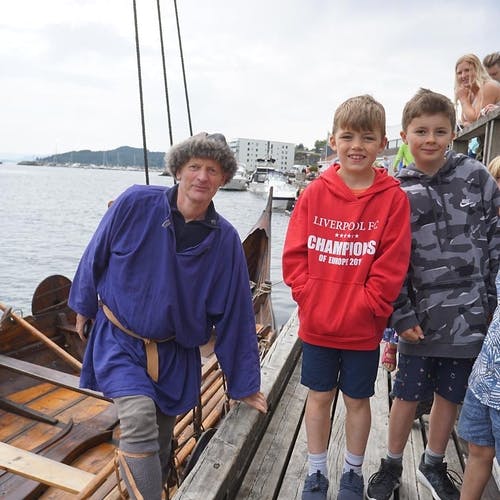 Skipper Helge med passasjerane Sebastian, Markus og Elliot. (Foto: KVB)