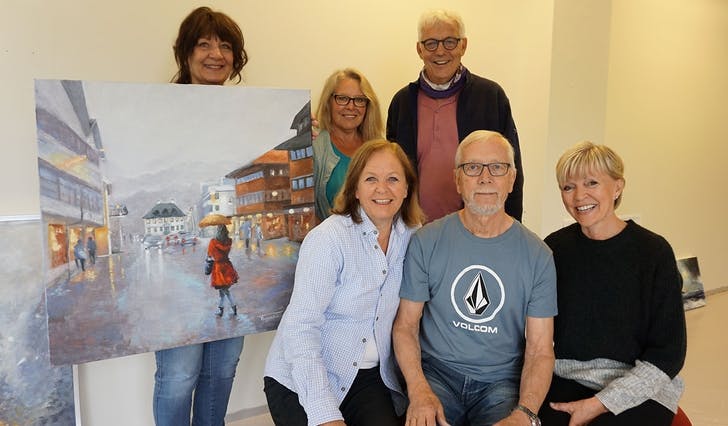 Seks av dei ni kunstnarane som søndag har si første utstilling i nytt lokale. (Foto: Kjetil Vasby Bruarøy)