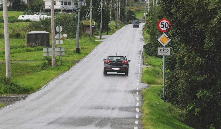 Det er skissa to alternativ til gang- og sykkelveg langs Hatvikvegen - eitt på kvar side av vegen. (Foto: Ørjan Håland)