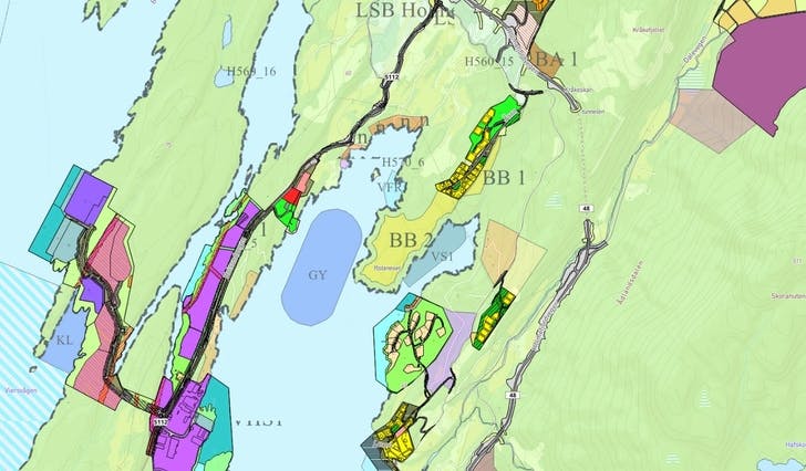 Gjeldande kommunedelplan areal og reguleringsplanar markerte i kartutsnitt i Holmefjord. Ny kai på Samnøy til venstre i kartet. (Norkart/kommunekart.com)