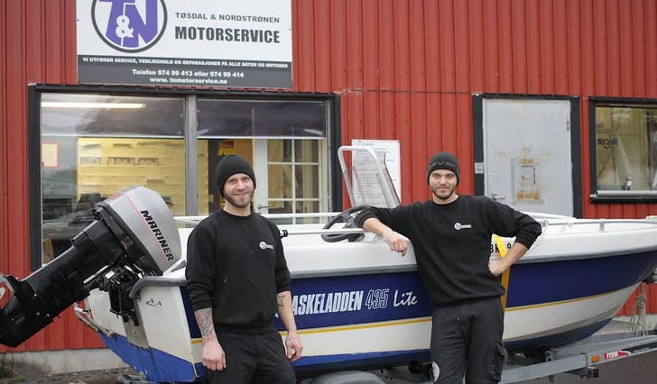 Joakim Nordstrønen og Morten Tøsdal er i full sving på ny verkstad på Halhjem. (Foto: Kjetil Vasby Bruarøy)