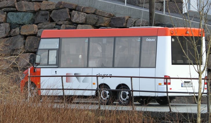 Bussen på bildet liknar ein bybuss, men er frå Osbuss (i rute for Skyss), og har bilbelte. (Foto: KVB)