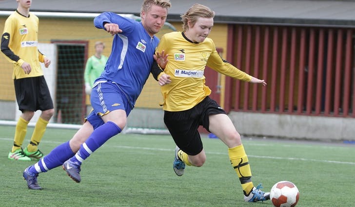To av dagens målskårarar, Egil Thuen og matchvinnar Lars Erik Lunde i ein av fleire duellar i dagens derby. (Foto: Kjetil Vasby Bruarøy)