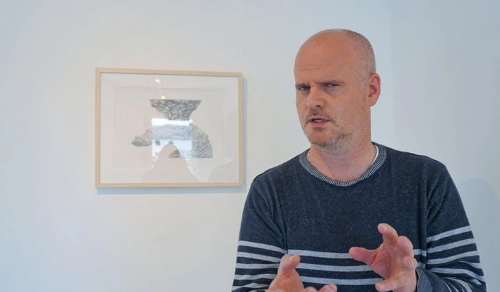 Vi møtte Morten da han monterte utstillingen sin hos Vedholmen Galleri på Sundøya tirsdag. (Foto: Nora Trippestad)