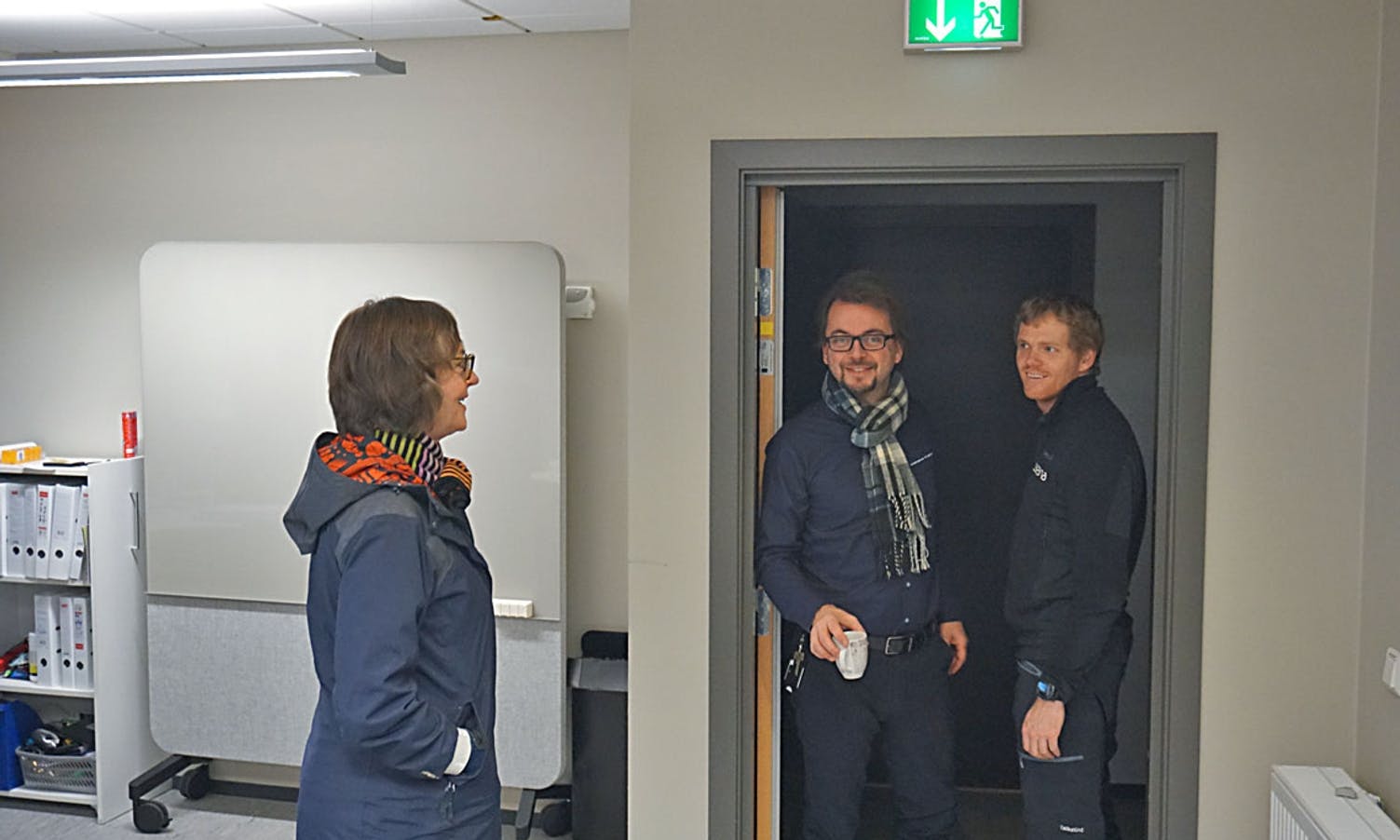 Berit har no lengst fartstid i Oseana. Her saman med dagens direktør, Ole Tobias Lindeberg og driftsteknikar Lasse Nordahl-Pedersen. (Foto: KOG)