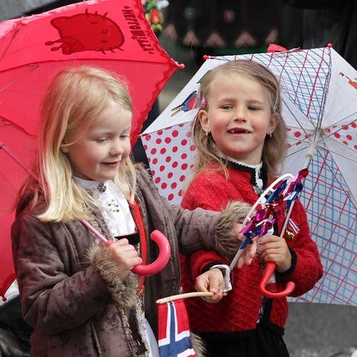 Desse to venninnene hadde kvar sine lekre paraplyar. (Foto: Kjetil Vasby Bruarøy)
