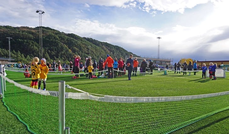 Nore Neset hadde cup under opning av ny bane i oktober 2017. Til helga skal 3-4 gongar så mange spelarar i sving. (Foto: Kjetil Vasby Bruarøy)