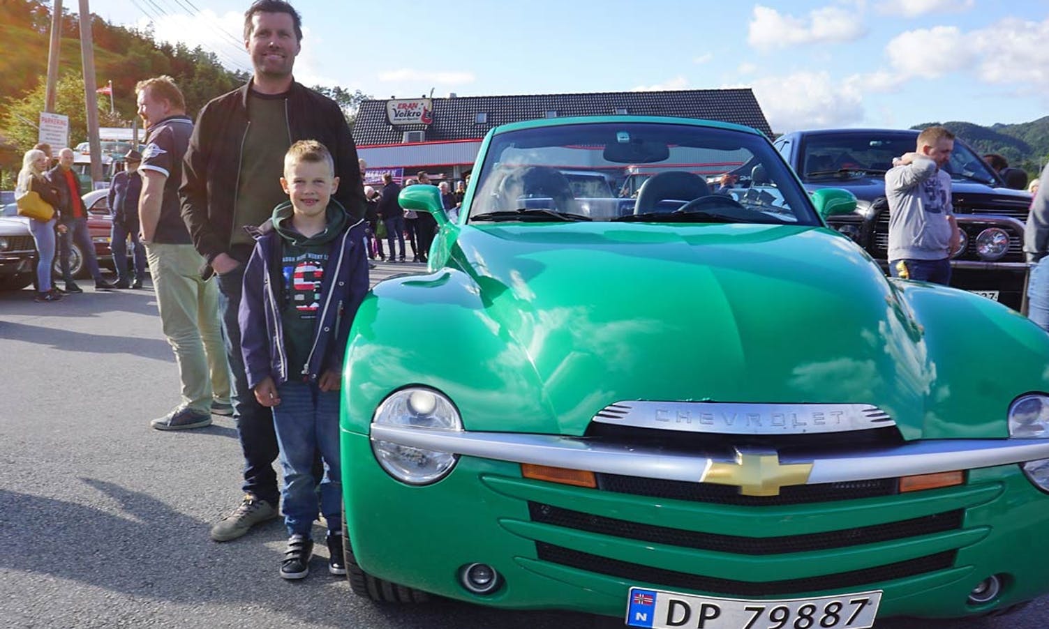 Tore og sonen Jens i «dagens nest tøffaste bil». (Foto: KVB)