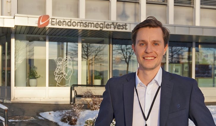 Benjamin Sigmundson Norenes er allereie i gang på kontoret i Os. (Foto: Kjetil Vasby Bruarøy)