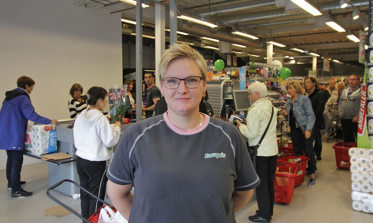 May Britt N. Skåla er svært nøgd med den nye butikken og opningsdagen. (Foto: KVB)