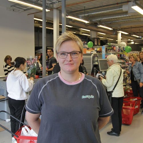 May Britt N. Skåla er svært nøgd med den nye butikken og opningsdagen. (Foto: KVB)