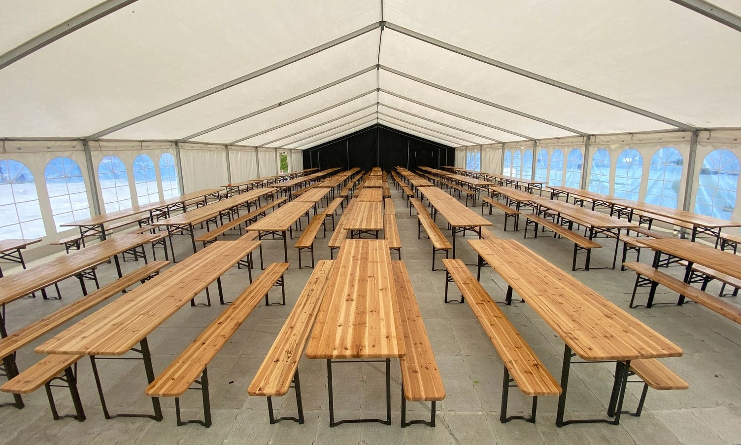 7 rader med 9 bord skal gi god plass til dei første 700 av 1000 som har billett (Foto: Kjetil Vasby Bruarøy)