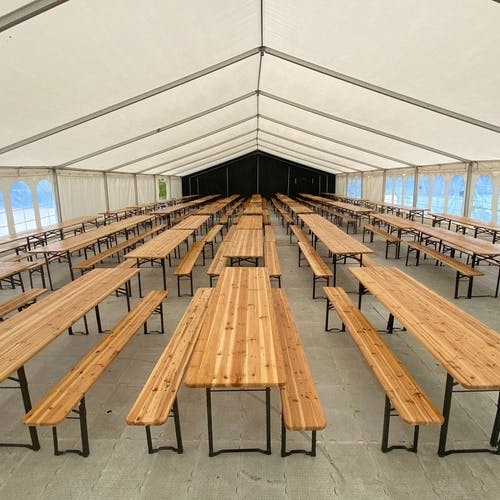 7 rader med 9 bord skal gi god plass til dei første 700 av 1000 som har billett (Foto: Kjetil Vasby Bruarøy)