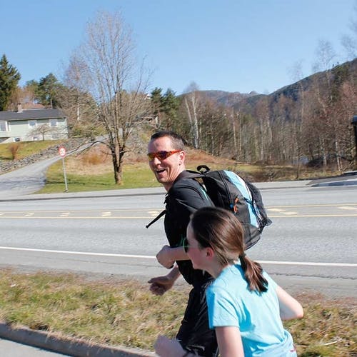 Far og datter Sælen tok marsjen som ei treningsøkt (foto: AH)