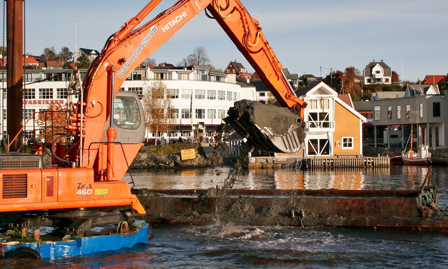 Hamna har tidlegare vore rydda med gravemaskin. Her er mudring i oktober 2007. (Foto: Kjetil Vasby Bruarøy)