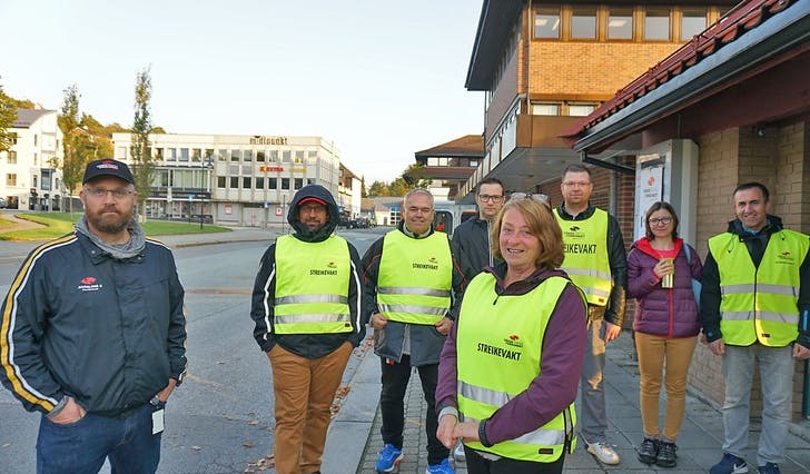 Streikevaktar: Arne Åkvik (utan vest), saman med kollegaar på Os terminal måndag morgon. (Foto: Kjetil Osablod Grønvigh)  