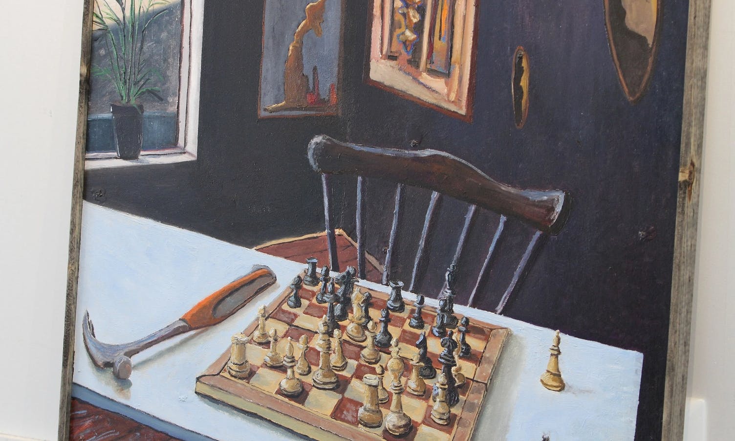 Amund er glad i å spela sjakk. Og å sleppa lyset inn i maleria sine. 