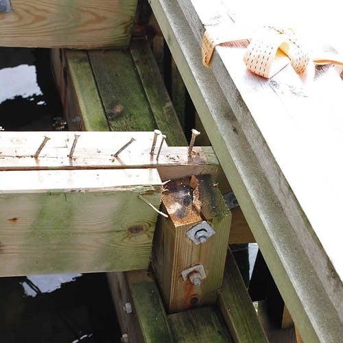 Den mest skadde delen av brygga skal i dag løftast til normal posisjon ved hjelp av krane på båt. (Foto: KVB)