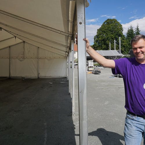 Tor Egil Hylland har fått rigga eige telt til matservering. (Foto: KVB)