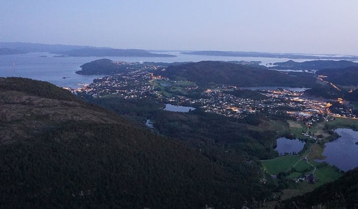 Borgafjellet til venstre, sett frå Linken på Tøsdalsfjellet. Os sentrum og Bjørnafjorden i bakgrunnen. (Foto: Kjetil Vasby Bruarøy)