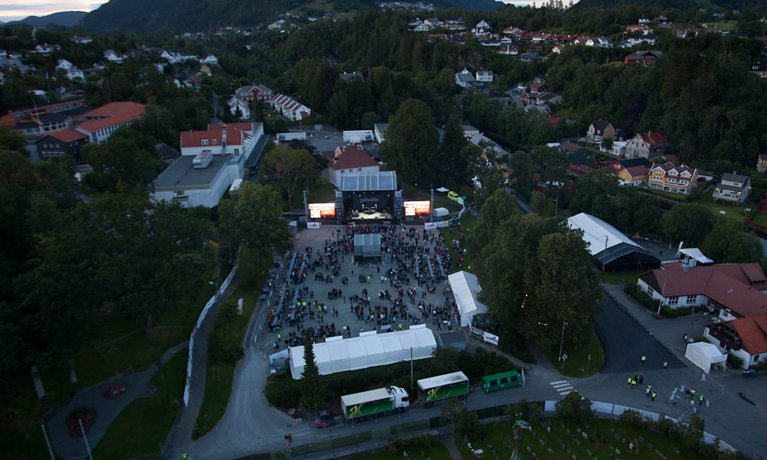 Festivalområdet i 21.30-tida. (Foto: Varde Aerial)