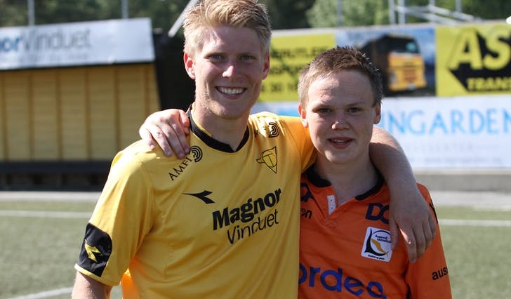 Brørne Marius og Christian Mikkelsen spelte mot kvarandre då Os tok imot Austevoll laurdag (foto: Andris Hamre)