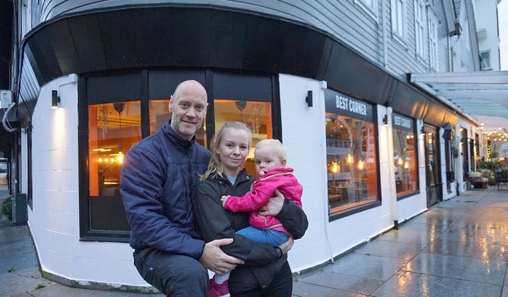 Sambuarparet Bjarte Andersen og Mai-Brit Grimen med dottera Michelle framfor den nye restauranten. (Foto: Kjetil Vasby Bruarøy)