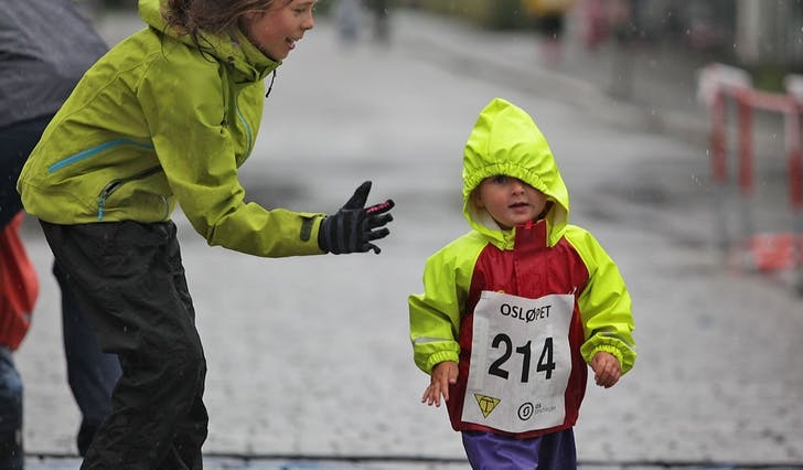 Nora Hanken gratulerer kusina Tirl Lande (3) med gjennomført løp. (Foto: Kjetil Vasby Bruarøy)