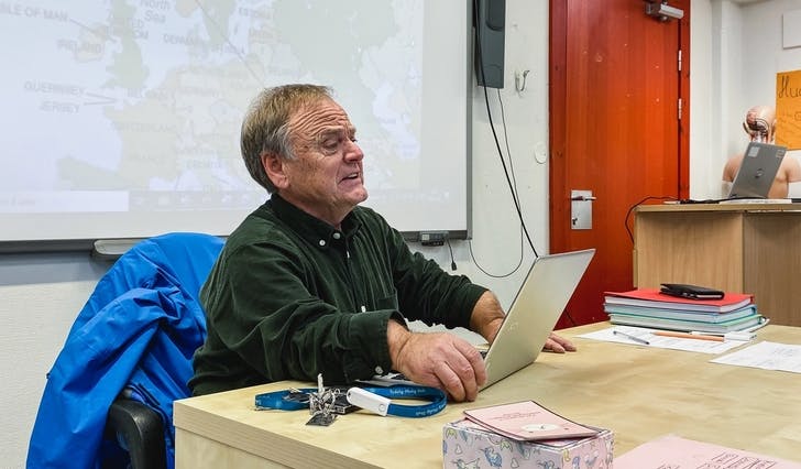 Hans Bjørn Bakke under eit av fleire foredrag om «I care Norway» på Os VGS. (Foto: Ørjan Håland)