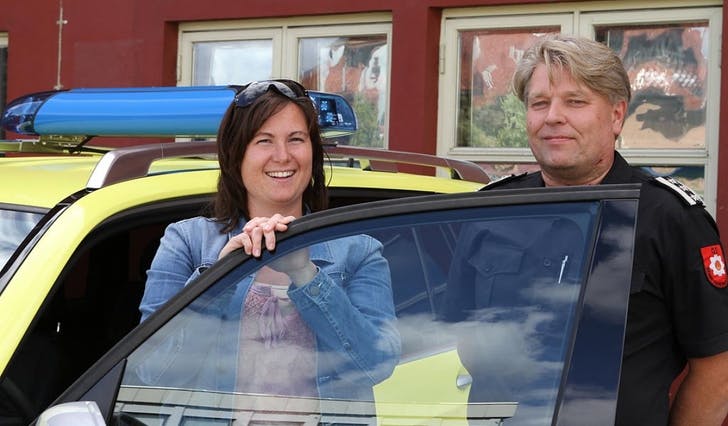 Leiar for legevakta i Os, Siri Linn Fotland, fekk fredag overrekt den nye legevakt-bilen av brannsjef Stein Gjøsund. (Foto: Kjetil Vasby Bruarøy)