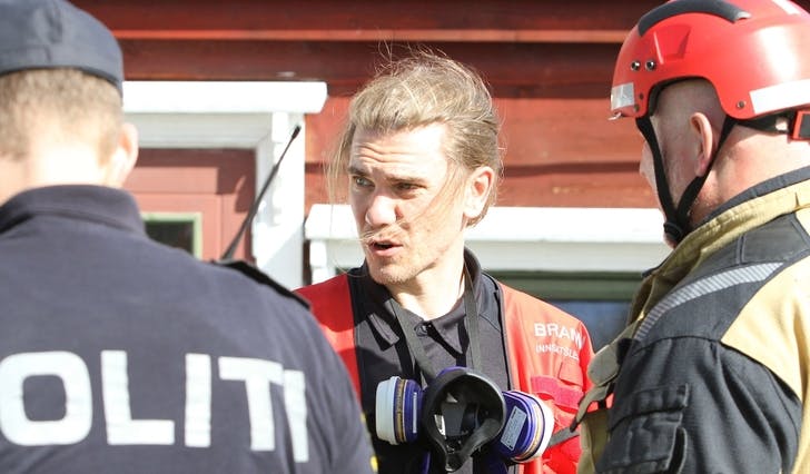 Innsatsleiar Martin Østgulen Svendsen frå Bjørnafjorden brann og redning sendte inn to røykdykkarlag. (Foto: Kjetil Vasby Bruarøy)