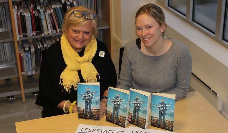 Biblioteksjef Elisabeth Bochkon Tøsdal og marknadskoordinator Janne Mari Hjelle gler seg til å lesestafetten (foto: Andris Hamre)