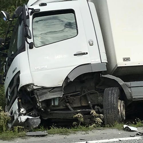 Også lastebilen har fått store materielle skadar (lesarfoto)