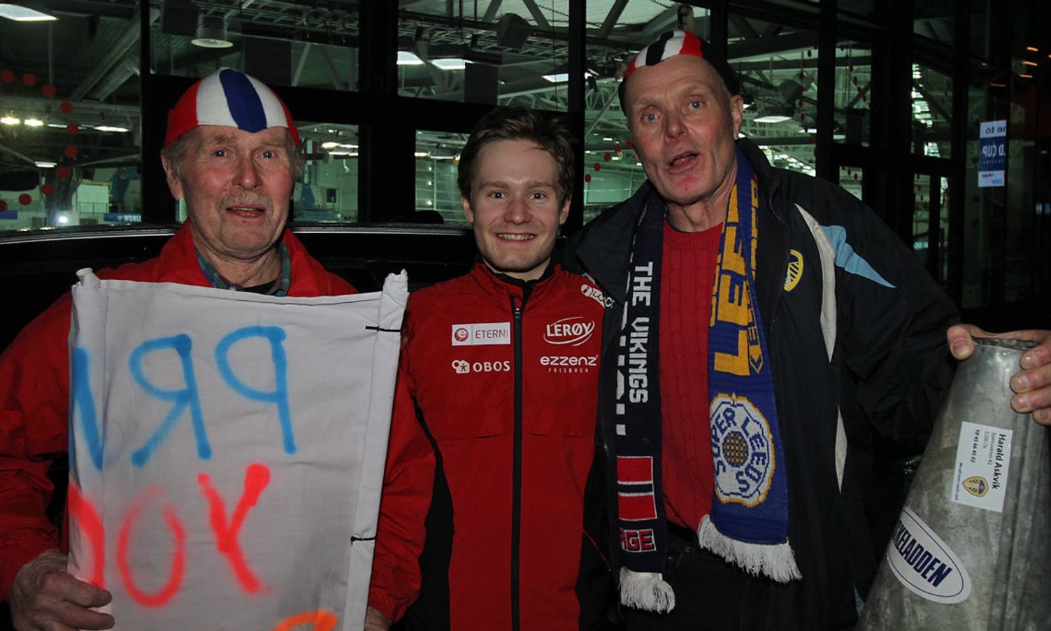 John og Brynjar var glade då dei fekk ein prat med Sverre etter 5000-meteren. (Foto: KVB)