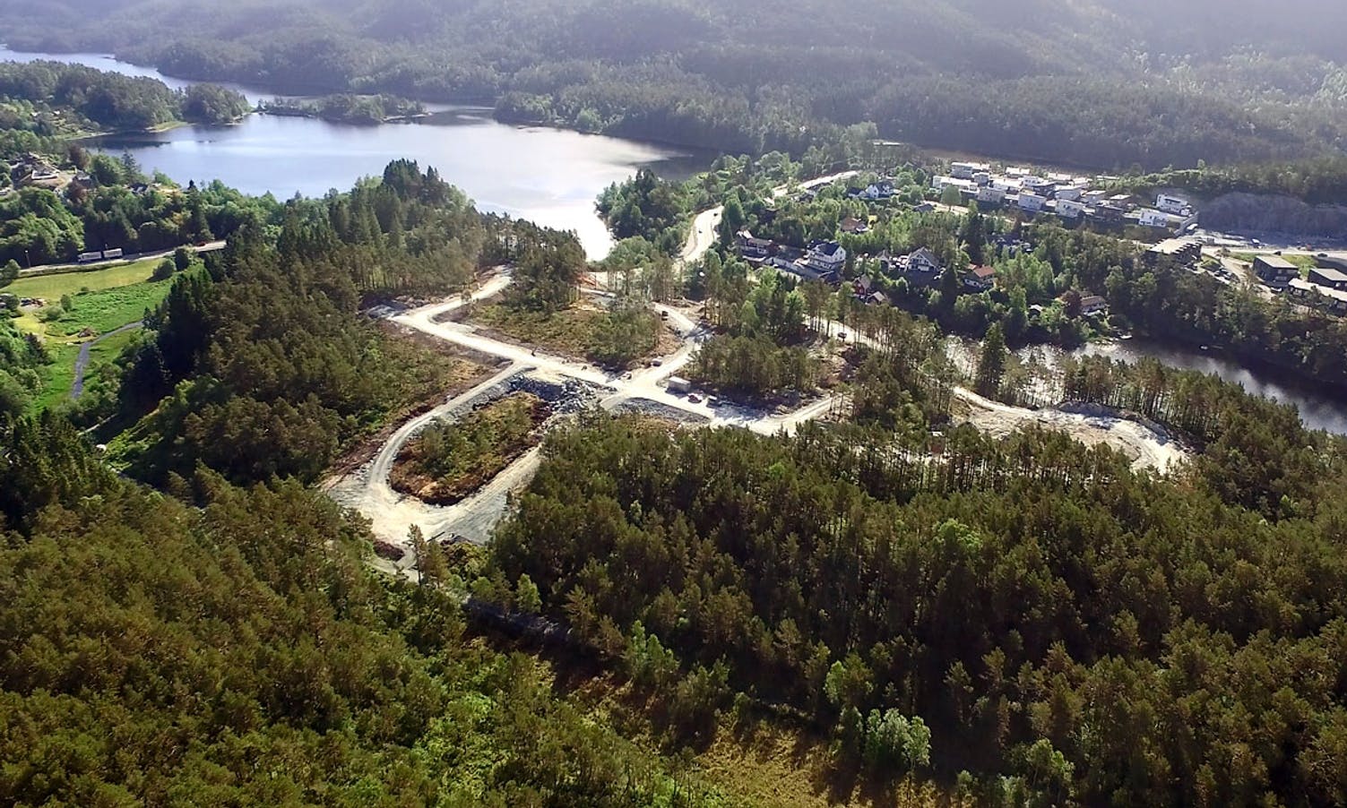 Området ligg mellom Hjellemarka og Søfteland barneskule. (Dronefoto: Sølvreven)
