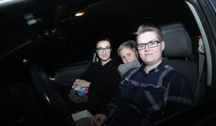 Maria Teksle og søskenparet Benjamin og Julie Samuelsen reiste frå Askøy til Os for å sjå drive-in-kino på Røykenes. (Foto: KVB)