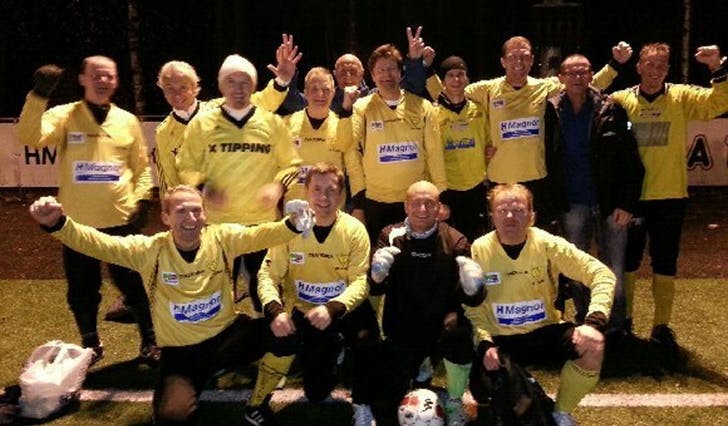Jubel i Os Oldboys-gjengen etter 4-1-siger i finalen i Smalahove Cup 2013. (Privat bilde. Foto: Jan Rotnes)