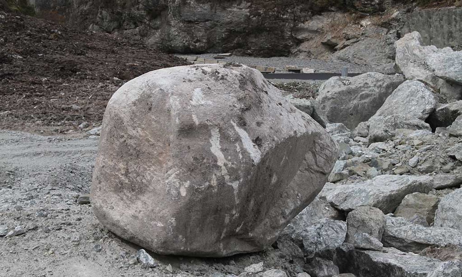 For fin til fyll: Denne steinen skal fraktast til ein av leikeplassane. (Foto: KVB)