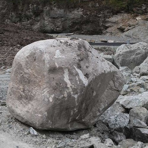For fin til fyll: Denne steinen skal fraktast til ein av leikeplassane. (Foto: KVB)