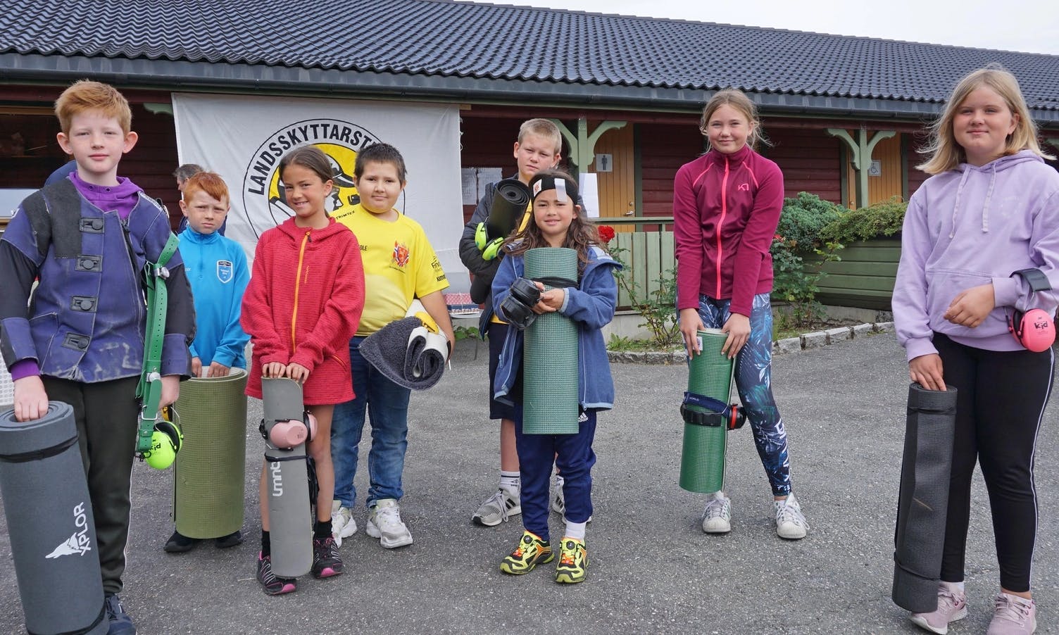 Frå 8 til 11 år gamle: Pernille Nygård (i midten med pannebånd) fyller 9 i haust og var yngste skyttar frå Os. (Foto: Kjetil Vasby Bruarøy)
