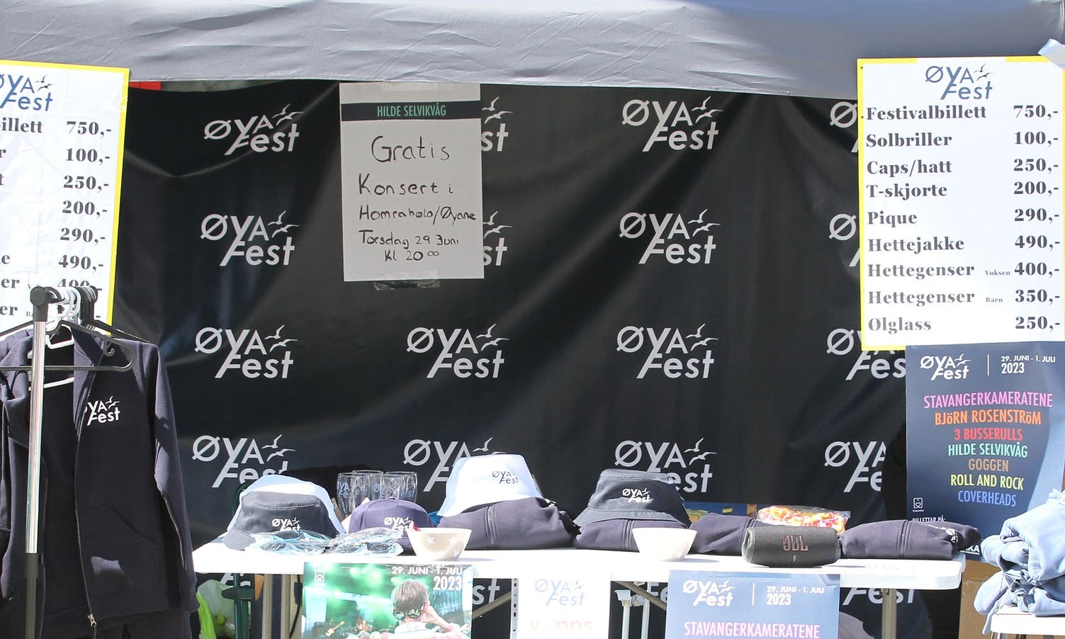 Øyafest selde billettar og nesten heile varelageret av gensarar og hattar i Os sentrum laurdag. (Foto: Kjetil Vasby Bruarøy)