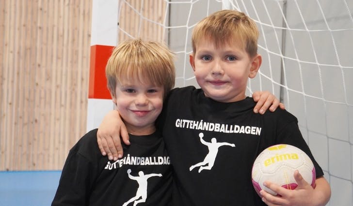 Olav og Edward kosar seg på guttehandballdagen. (Foto: Susann Haukeland Børnes)