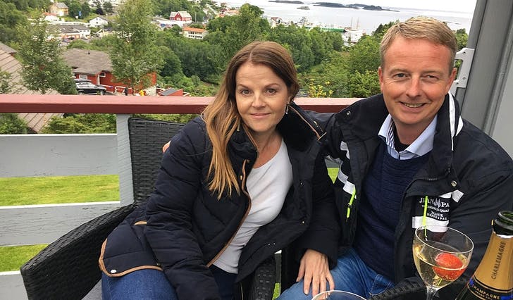 Sa ja på Tysnes: Anne Fenstad og Terje Søviknes har blitt påspandert champagne i heile dag. (Privat foto)