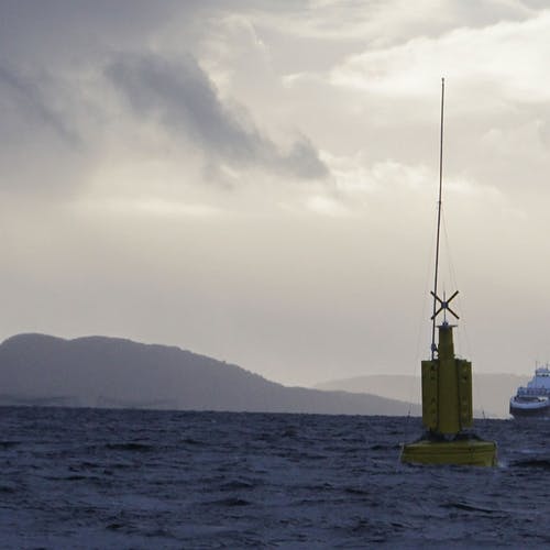 Bøyane registrerer data for brua som skal erstatta ferjene. (Foto: Kjetil Vasby Bruarøy)