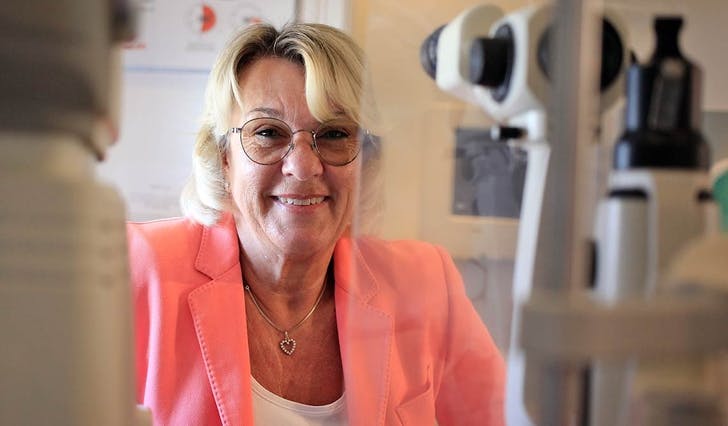 Linda Bakketeig er førebudd på sværttravle veker etter at det no er opna for synsprøvar igjen. (Foto: Kjetil Vasby Bruarøy)