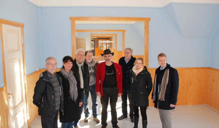 Kommunen og kunstnarane frå visingssenteret skreiv i dag under på ei  avtale om bruk av Askvikneset som atelié og galleri (foto: Andris Hamre)